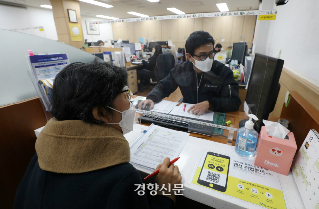 서울의 한 노인취업지원센터에서 한 어르신이 취업 상담을 받고 있다. 권도현 기자