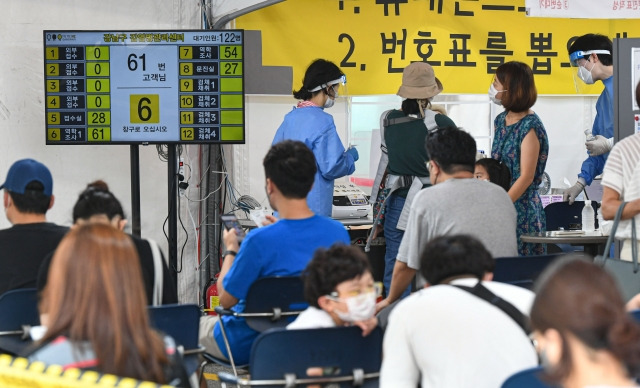 17일 서울 강남구보건소 선별진료소의 화면에 대기 인원이 표시되고 있다.