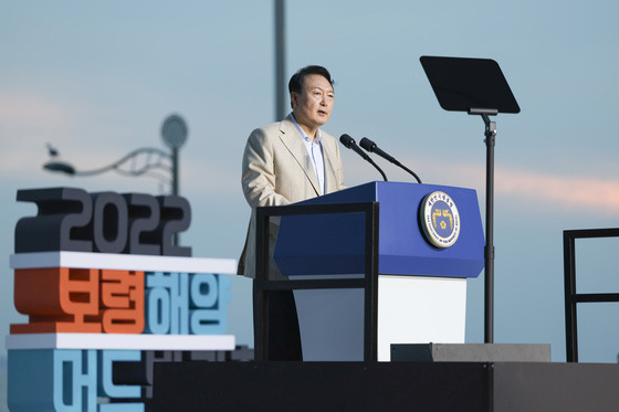 (서울=뉴스1) 오대일 기자 = 윤석열 대통령이 16일 충남 보령 대천해수욕장에서 열린 '2022 보령해양머드박람회' 개막식에서 축사를 하고 있다. 보령해양머드박람회는 오는 8월 15일까지 한달 간 보령시 대천해수욕장 일원에서 '다시 대한민국 해양의 재발견, 머드의 미래가치'라는 주제로 개최된다. 국내 '포스트 코로나19' 이후 최초로 개최되는 국제 행사로, 20개국에서 약 120만 명이 참석한다. (대통령실 제공) 2022.7.16/뉴스1