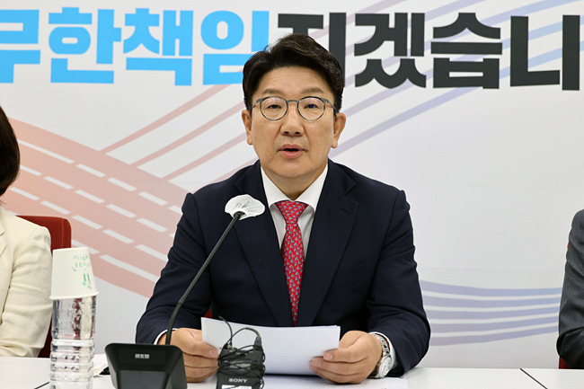 권성동 국민의힘 당대표 직무대행 겸 원내대표가 17일 오전 국회에서 원내대표 취임 100일 기자간담회를 하고 있다. 뉴시스