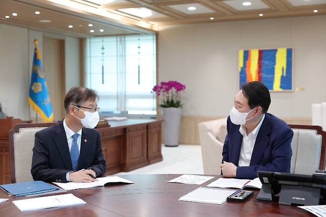 윤석열 대통령이 15일 오후 서울 용산 대통령실청사에서 이정식 고용노동부 장관(왼쪽)으로부터 부처 업무보고를 받고 있다. 대통령실 제공