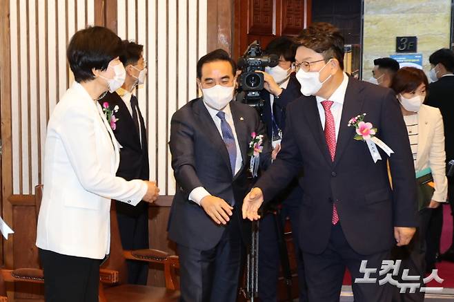 국민의힘 권성동 원내대표(오른쪽)와 더불어민주당 박홍근 원내대표가  17일 서울 여의도 국회 의장 접견실에서 제74주년 제헌절 경축식에 앞서 인사하고 있다. 윤창원 기자