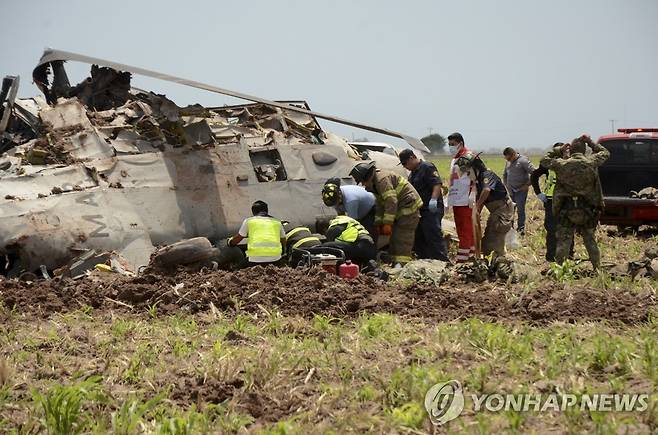 15일(현지시간) 카로 킨테로 검거 작전 과정에서 추락한 멕시코 해군 헬기  [AP 연합뉴스. 재판매 및 DB 금지]