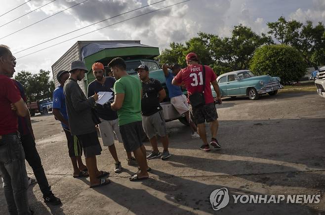 14일(현지시간) 쿠바 아바나의 주유소 근처에서 대기 명단 작성하는 운전자들  [AP 연합뉴스 자료사진. 재판매 및 DB 금지]