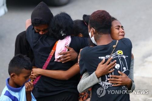 오열하는 희생자 가족 (파푸아 AFP=연합뉴스) 16일(현지시간) 인도네시아 파푸아주에서 반군으로 추정되는 무장 괴한의 공격으로 사망한 희생자의 가족들이 눈물을 흘리고 있다. 2022.7.17 photo@yna.co.kr