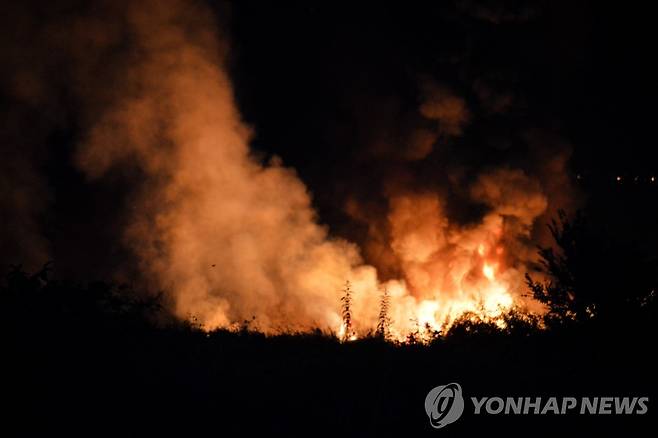 그리스 북부 카발라에 추락한 화물기  (카발라 EPA=연합뉴스) 16일(현지시간) 그리스 북부 카발라 서쪽 팔레오초리 지역에 안토노프(AN)-12 화물기가 추락해 폭발했다. 2022.7.17. photo@yna.co.kr