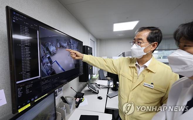 코로나19 병상 현장점검하는 한덕수 총리 (서울=연합뉴스) 김인철 기자 = 한덕수 국무총리가 13일 오후 서울 중구 국립중앙의료원 모듈병동을 방문해 코로나19 병상 현장점검을 하고 있다. 2022.7.13 yatoya@yna.co.kr