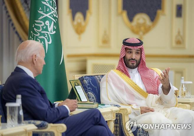 사우디아라비아 왕세자와 만나는 바이든 (제다 AFP=연합뉴스) 15일(현지시간) 사우디 아라비아를 방문한 조 바이든 미국 대통령이 홍해 연안 제다의 알 살람 궁에서 무함마드 빈살만 사우디 왕세자와 회담하고 있다. [사우디 왕실 제공. 마케팅 및 광고 금지] 2022.7.17 jsmoon@yna.co.kr