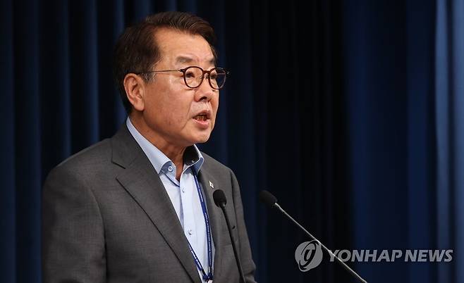 최영범 홍보수석, '탈북어민 북송' 대통령실 입장 브리핑 (서울=연합뉴스) 서명곤 기자 = 17일 오후 서울 용산 대통령실 청사 브리핑룸에서 최영범 홍보수석이 탈북어민 북송과 관련한 대통령실의 입장에 대해 브리핑하고 있다. 2022.7.17 seephoto@yna.co.kr