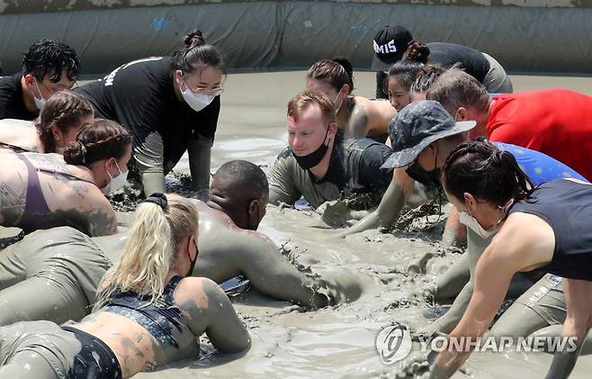 머드 속에서 (보령=연합뉴스) 강수환 기자 = 서해안권 첫 해양 국제행사인 '2022 보령 해양머드박람회'와 제25회 보령 머드축제가 열린 17일 오후 충남 보령 대천해수욕장 일대에서 입장객들이 신나는 머드 체험을 하고 있다. 2022.7.17 swan@yna.co.kr