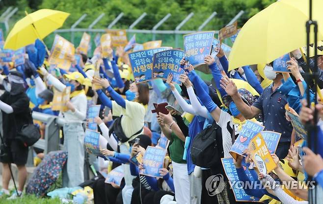 평산마을 모인 문 전 대통령 지지자들 (양산=연합뉴스) 이정훈 기자 = 전국에서 온 문재인 전 대통령 지지자들이 17일 낮 문 전 대통령 사저가 있는 경남 양산시 하북면 지산리 평산마을에 모여 평산마을 평온 회복과 문 전 대통령 부부 안녕을 기원하는 집회를 했다. 집회 참석자들이 사저를 향해 환호성을 지르거나 손을 흔들고 있다. 2022.7.17 seaman@yna.co.kr