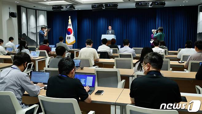 최영범 홍보수석이 17일 용산 대통령실 브리핑룸에서 탈북어민 강제북송 사건에 대한 대통령실 입장을 밝히고 있다. (기사내용과 관련 없음) 대통령실사진기자단 2022.7.17/뉴스1 © News1 안은나 기자