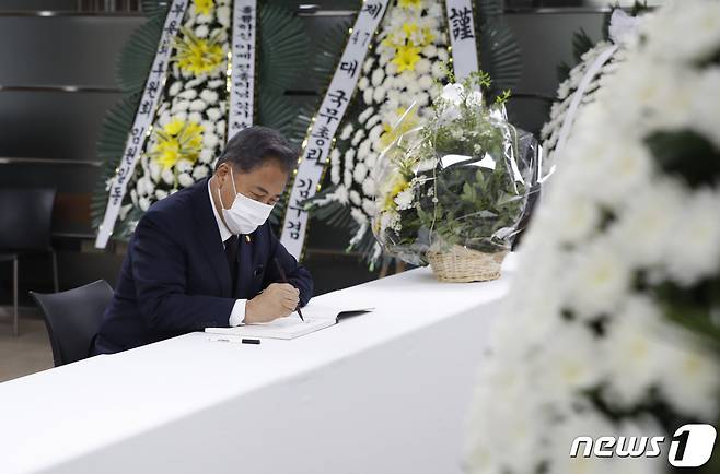 박진 외교부 장관이 지난 11일 오전 서울 종로구 주한일본대사관 공보문화원에 마련된 아베 신조 전 일본 총리 분향소를 찾아 조문하고 있다. (공동취재) 2022.7.11/뉴스1 © News1 김명섭 기자