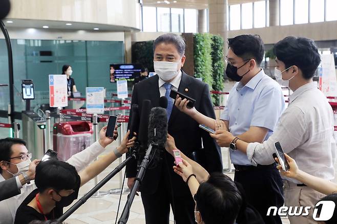 박진 외교부 장관이 18일 오후 김포공항에서 출국 전 취재진 질문에 답하고 있다. 2022.7.18/뉴스1 © News1 황기선 기자