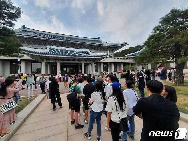 시민에게 개방된 청와대 본관 앞에 10일 오후 사진 촬영을 하려는 시민들이 줄 서 있다. 2022.5.10/뉴스1 © News1 황덕현 기자