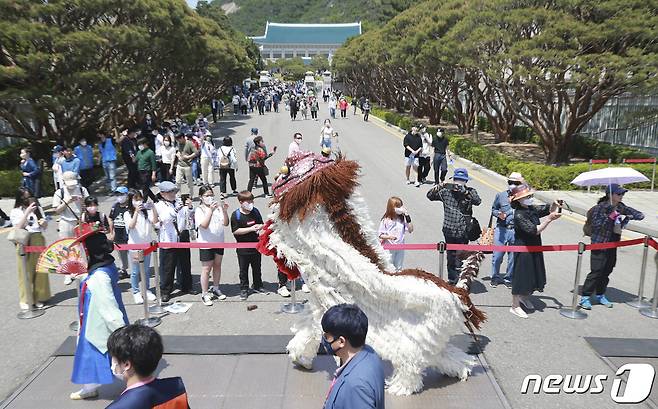 청와대가 74년 만에 전면개방된 10일 서울 종로구 청와대로에서 팡팡 퍼레이드 '신명의 길을 여시오'가 열리고 있다. 2022.5.10/뉴스1 © News1 인수위사진기자단