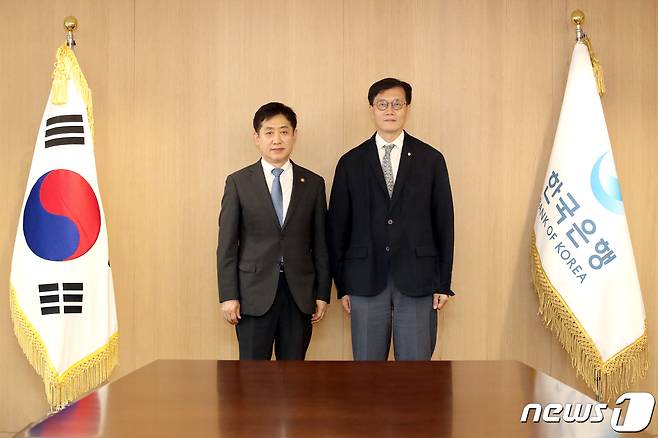 이창용 한국은행 총재(오른쪽)와 김주현 금융위원장이 18일 서울 중구 한국은행에서 첫 회동 기념 촬영을 하고 있다. (한국은행 제공) 2022.7.18/뉴스1