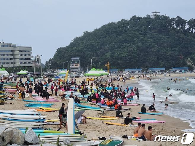 초복이자 주말인 16일 '서핑성지'로 유명한 양양 인구해변에 서핑을 즐기는 서퍼들로 가득했다.2022.7.16 © 뉴스1 윤왕근 기자