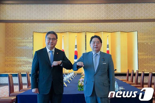 박진 외교부 장관(왼쪽)과 하야시 요시마사 일본 외무상.(외교부 제공) 2022.7.18/뉴스1 © News1 민경석 기자