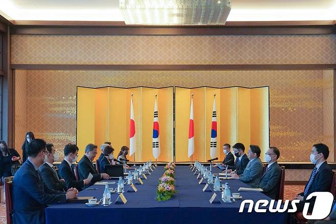 박진 외교부 장관과 하야시 요시마사 일본 외무상이 18일 오후 일본 도쿄 미나토구 소재 외무성 이쿠라 공관에서 만나 회담을 갖고 있다.(외교부 제공) 2022.7.18/뉴스1 © News1 민경석 기자