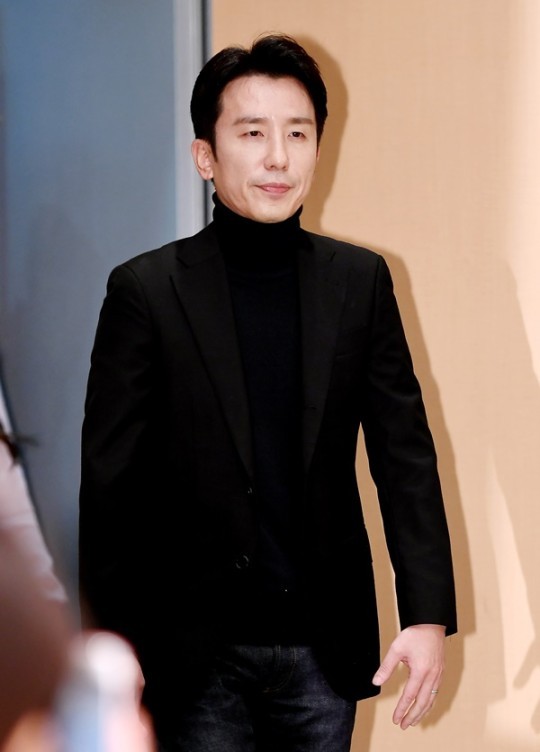 You Hee-yeol, who also played a role as a singer, songwriter and producer, was embroiled in constant plagiarism allegations and cornered.He finally announced his departure from KBS2 You Hee-yeols Sketchbook, which he has been on for 13 years.The plagiarism controversy surrounding Mr You Hee-yeol stems from the controversy that the second track of You Hee-yeols life music project, Very Historical Site Night, is similar to Ryuichi Sakamotos Aqua.In response to this controversy, You Hee-yeol said, Since Lee Su-hyun is the most influenced and respected for a long time, I have unconsciously written a song in a similar way that remained in my memory.The shock of the controversy surrounding You Hee-yeol has spread throughout the music industry.MBC 100 Minute Discussion Im Jin-mo, a popular critic and resurrection leader Kim Tae-won appeared on the panel to deal with this controversy and convey the bitter voice.The aftermath of this controversy was naturally passed on to junior Lee Su-hyun.It is a natural result to think that You Hee-yeol has been active throughout the music and broadcasting industry.First, Mr. A said carefully, Every person who composes is different in their way of working. Nevertheless, he said, It is completely different to listen to a song and imitate it.I think this is more of an electron (imitation), he said.I think more than four words should be similar to the plagiarism standard, but this time it is too much the same.It seems to be a difficult situation for the same creator. He added: There are track makers and top liners to divide the type of composer.If the track maker is taking a beat, the top liner is the first person to write Melody for himself.In the case of top liner, if you listen to other songs, you often do not hear that Melody will affect the song during the show. Mr. A said, Many people say that they are inspired when they write songs, but it is different from this case because they only borrow Feelings.For example, if a composer has made a good song with a swing genre and I am inspired by it, I try to make similar Feelings but work in a different way.This time, I think it feels the same even if people who do not know Music feel the same. Asked, What is the atmosphere of fellow singers about this controversy? I have not talked about this topic, but it seems to have no impact on our age.It should not happen again if it does not have a bad effect on juniors. On the other hand, You Hee-yeol said in a statement on the controversy announced on the afternoon of the 18th, There is a difficult part to agree with the plagiarism suspicion that is being raised now.Many of the suspicions that come up are their own views and interpretations, but there are some parts that I can not accept. star* Star receives a report related to entertainers and entertainment workers.Please call me anytime. Thank you.
