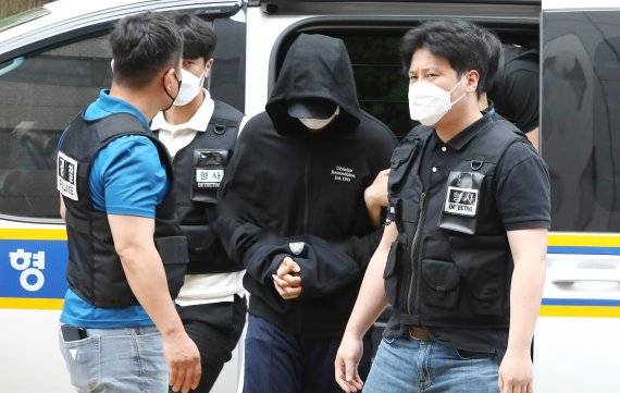 인하대 캠퍼스 안에서 동급생을 성폭행하다 추락해 숨지게 한 20대 남성 A씨가 17일 오후 구속 전 피의자 심문(영장실질심사)을 받기 위해 인천시 미추홀구 인천지방법원으로 들어서고 있다. 2022.7.17/뉴스1 /사진=뉴스1화상