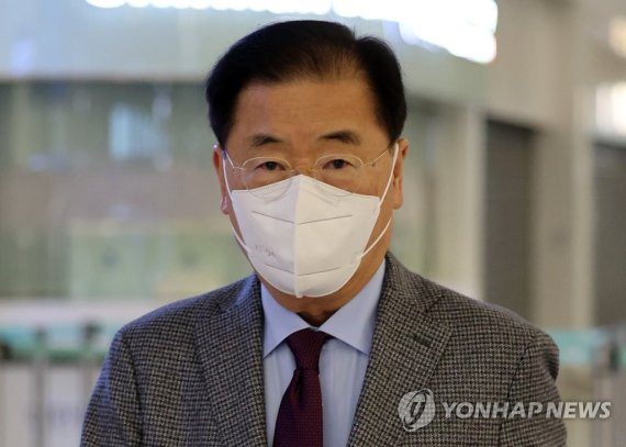 출국하는 정의용 장관 (영종도=연합뉴스) 한상균 기자 = 정의용 외교부 장관이 북대서양조약기구(NATO·나토)·파트너국 합동 외교장관회의에 참석하기 위해 5일 인천공항을 통해 출국하고 있다. 2022.4.5 xyz@yna.co.kr (끝)