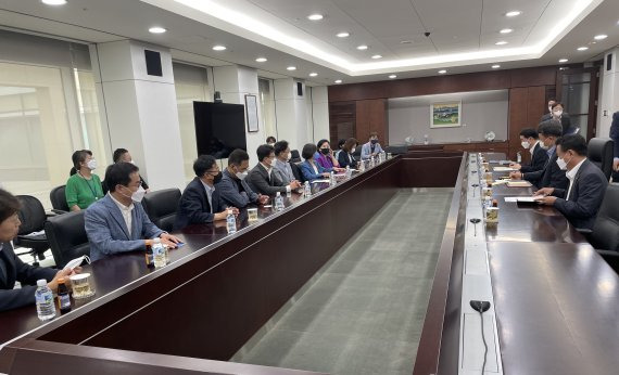 더불어민주당 을지로위원회가 18일 한국산업은행 경영진과 간담회를 갖고 대우조선해양 하청노동자 파업 사태 해결에 적극 나설 것을 촉구했다. (사진 = 을지로위원회 제공) 2022.07.18. 뉴시스.