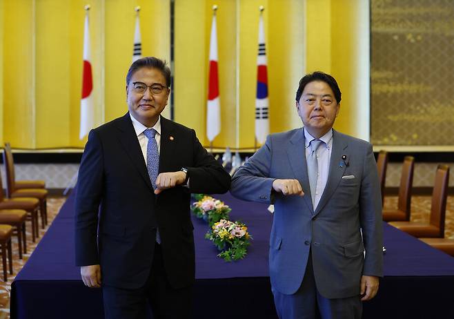 박진 한국 외교부 장관(왼쪽)은 18일 오후 일본 도쿄 미나토구에 자리한 외무성 이쿠라공관에서 하야시 요시마사 일본 외무상과 1시간 동안 회담했다. 도쿄/AP 연합뉴스