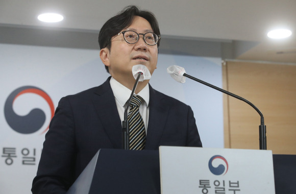 조중훈 통일부 대변인이 18일 오전 서울 종로구 정부서울청사에서 현안 관련 정례브리핑을 하고 있다. 이날 통일부는 지난 2019년 탈북어민 북송사건 당시 탈북어민들이 송환되던 과정을 촬영한 영상을 공개했다. [사진=뉴시스]