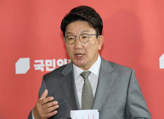 국민의힘 권성동 당대표 직무대행 겸 원내대표가 18일 국회에서 열린 최고위원회의를 마친 뒤 취재진의 질문에 답변하고 있다. 연합뉴스