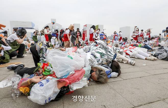 지구의 날인 22일 시민 활동가들이 서울 영등포구 여의도 한강공원에서 플라스틱 등 일회용 포장제 쓰레기를 줄이기 위한 ‘고 네이키드, 노 플라스틱’ 캠페인을 하고 있다. 캠페인에는 아이쿱생협, 러쉬, 런데이, 소비자기후행동 등의 단체가 참여했다. /한수빈 기자