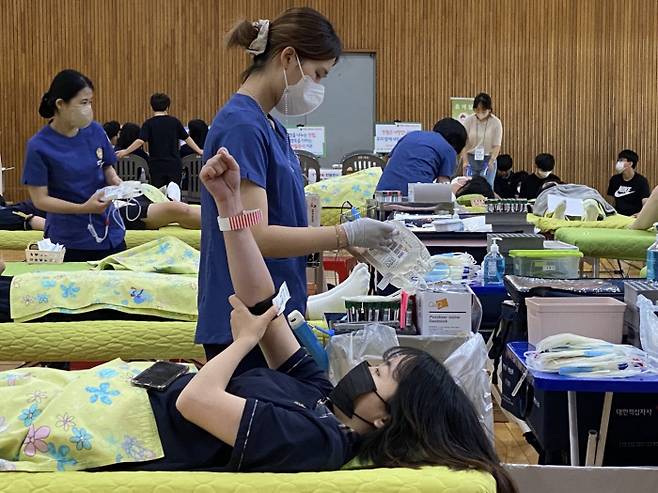 광주 정광고등학교 학생들이 지난 7일 교내 체육관에서 헌혈을 하고 있다.