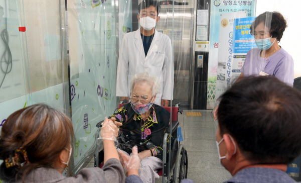 부산의 한 요양병원에서 환자와 가족이 비접촉으로 면회를 하는 모습. 국제신문DB