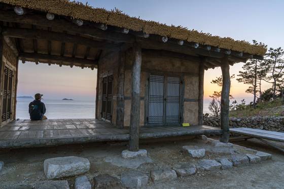 The set of Mrs. Gageo's house is located not on Heuksando but on Bigeum Island's Shinan County near Heuksando in South Jeolla. [JOONGANG ILBO]