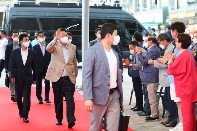 윤석열 대통령이 16일 오후 충남 보령 대천해수욕장에서 열린 '2022 보령해양머드박람회' 개막식에 참석하면서 몰려든 시민들에게 손 흔들어 인사하고 있다. 대통령실 제공