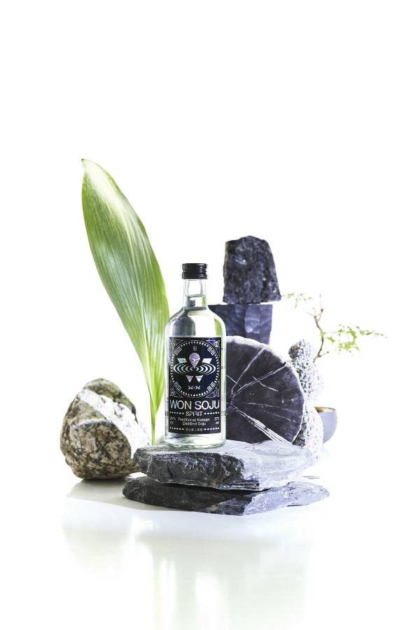 원스피리츠가 제작, GS25와 GS더프레시를 통해 판매 중인 '원소주 스피릿(WONSOJU SPIRIT)' 제품. [사진 제공 = 원스피리츠]