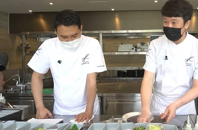 김해 '엘리멘츠'에서 한식 메뉴를 개발 중인 에드워드 권 셰프/사진=에드워드 권 유튜브 캡처