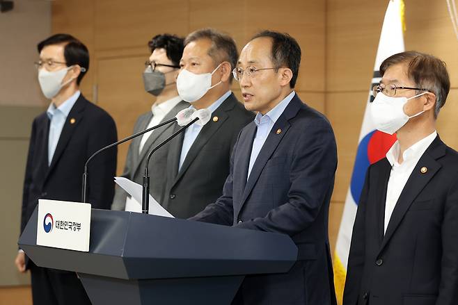 추경호 경제부총리 겸 기획재정부 장관이 18일 오후 정부서울청사 브리핑실에서 대우조선해양 하청업체 노동조합 파업과 관련한 담화문을 발표하고 있다. 이날 발표장에는 한동훈 법무부 장관과 이상민 행정안전부 장관, 이정식 고용노동부 장관, 이창양 산업통상자원부 장관이 함께 참석했다. [연합]