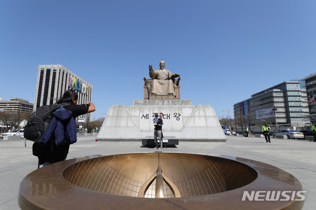 【서울=뉴시스】이윤청 기자 = 외국인 관광객들이 세종대왕 동상 앞에서 기념촬영을 하고 있다. (자료사진) 2019.04.08. radiohead@newsis.com