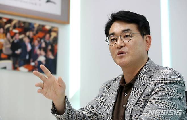 [서울=뉴시스] 고범준 기자 = 당 대표에 도전하는 박용진 더불어민주당 의원이 15일 서울 여의도 국회의원회관 의원실에서 뉴시스와 인터뷰를 하고 있다. 2022.07.16. bjko@newsis.com