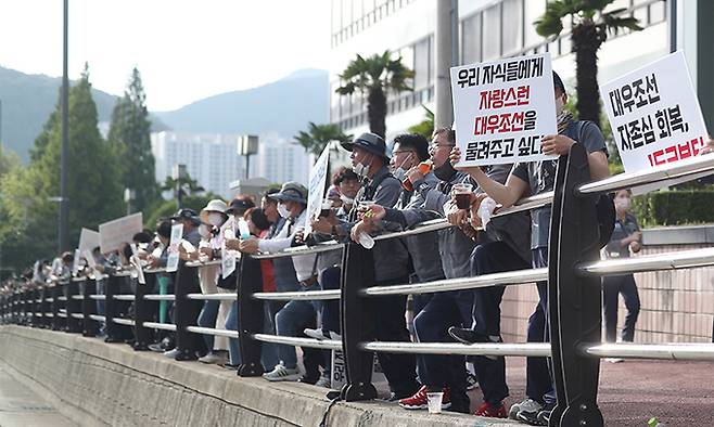 지난 14일 경남 거제시 대우조선해양 일대에서 대우조선 임직원 등이 파업 중단을 촉구하는 '인간 띠 잇기' 행사를 하고 있다. 이들은 "파업이 장기화해 수천억 손실과 생산 일정이 연기되고 있다"고 토로했다. 연합뉴스