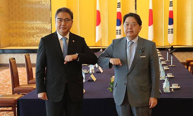 박진 외교부 장관(왼쪽)과 하야시 요시마사 일본 외무상이 18일 일본 도쿄 외무성 이쿠라공관에서 윤석열정부 출범 후 첫 외교장관 회담을 하기에 앞서 팔꿈치 인사를 하고 있다. 박 장관은 앞서 도쿄 하네다국제공항에서 기자들과 만나 19일 기시다 후미오 일본 총리와의 면담 사실을 공개해 이 자리에서 윤석열 대통령의 한·일 관계 개선 의지가 기시다 총리에게 전달될 것으로 보인다. 도쿄=연합뉴스