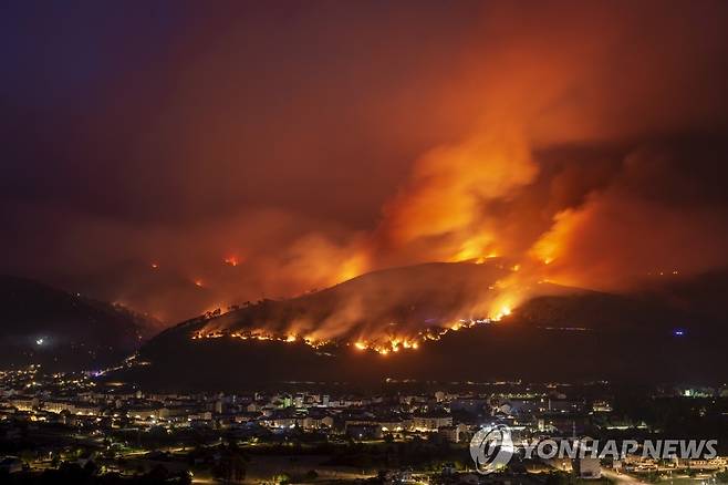 스페인 산림 집어삼키는 화마 (오렌세 EPA=연합뉴스) 17일(현지시간) 스페인 갈리시아 오렌세에서 난 산불로 화염이 치솟고 있다. 2022.7.18