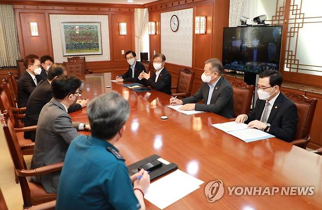 대우조선해양 하청업체 파업관련 관계장관회의 (서울=연합뉴스) 18일 오전 정부서울청사에서 한덕수 국무총리 주재로 대우조선해양 하청업체 파업관련 관계장관회의가 열리고 있다. 2022.7.18 [행정안전부 제공. 재판매 및 DB 금지] photo@yna.co.kr