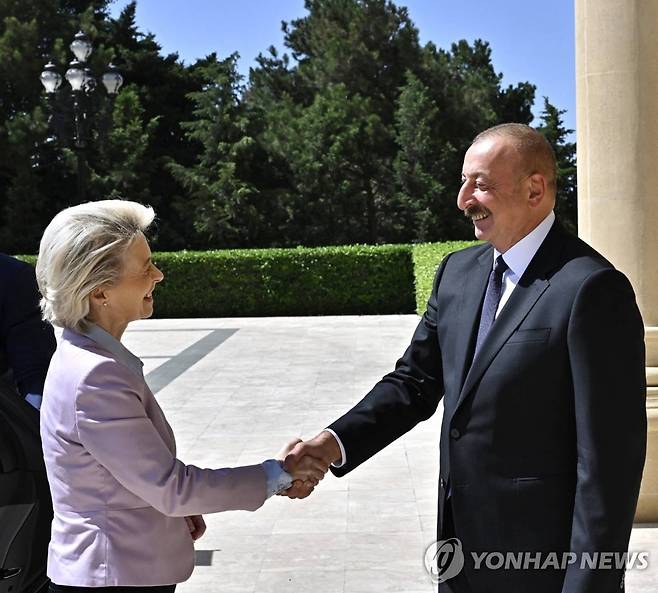 아제르바이잔 찾은 EU 집행위원장 (바쿠 AFP=연합뉴스) 우르줄라 폰데어라이엔(왼쪽) 유럽연합(EU) 집행위원장이 18일(현지시간) 바쿠에서 일함 알리예프 아제르바이잔 대통령과 만나 악수하고 있다. 2022.7.18 photo@yna.co.kr