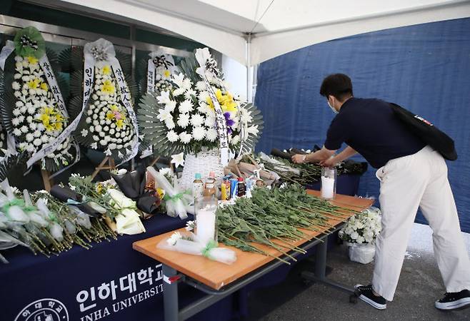 18일 인천시 미추홀구 인하대학교 캠퍼스 안에 ‘인하대생 성폭행 추락사’ 피해자를 위한 추모 공간이 마련돼 있다 (사진=연합뉴스)