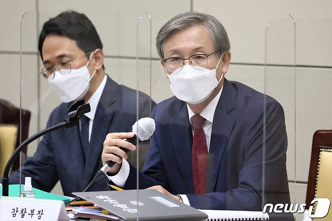 한동수 대검찰청 감찰부장이 서울 서초구 대검찰청에서 열린 국회 법제사법위원회의 대검찰청에 대한 국정감사에서 의원 질의에 답하고 있다. 2021.10.18/뉴스1 © News1 국회사진취재단