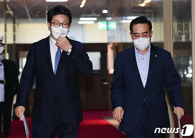 권성동 국민의힘 당대표 직무대행 겸 원내대표와 박홍근 더불어민주당 원내대표 © News1 허경 기자