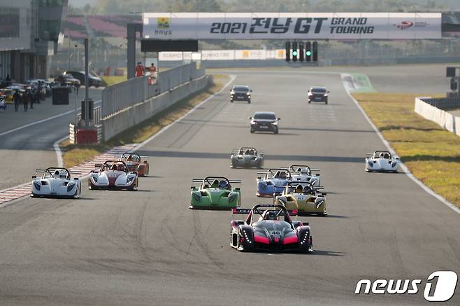 전라남도 영암에 위치한 국제자동차경주장(Korea International circuit, KIC) '2021 전남GT' 대회 '래디컬 클래스 결승전'이 시작되고 있다.(슈퍼레이스 제공) 2021.10.24/뉴스1 © News1